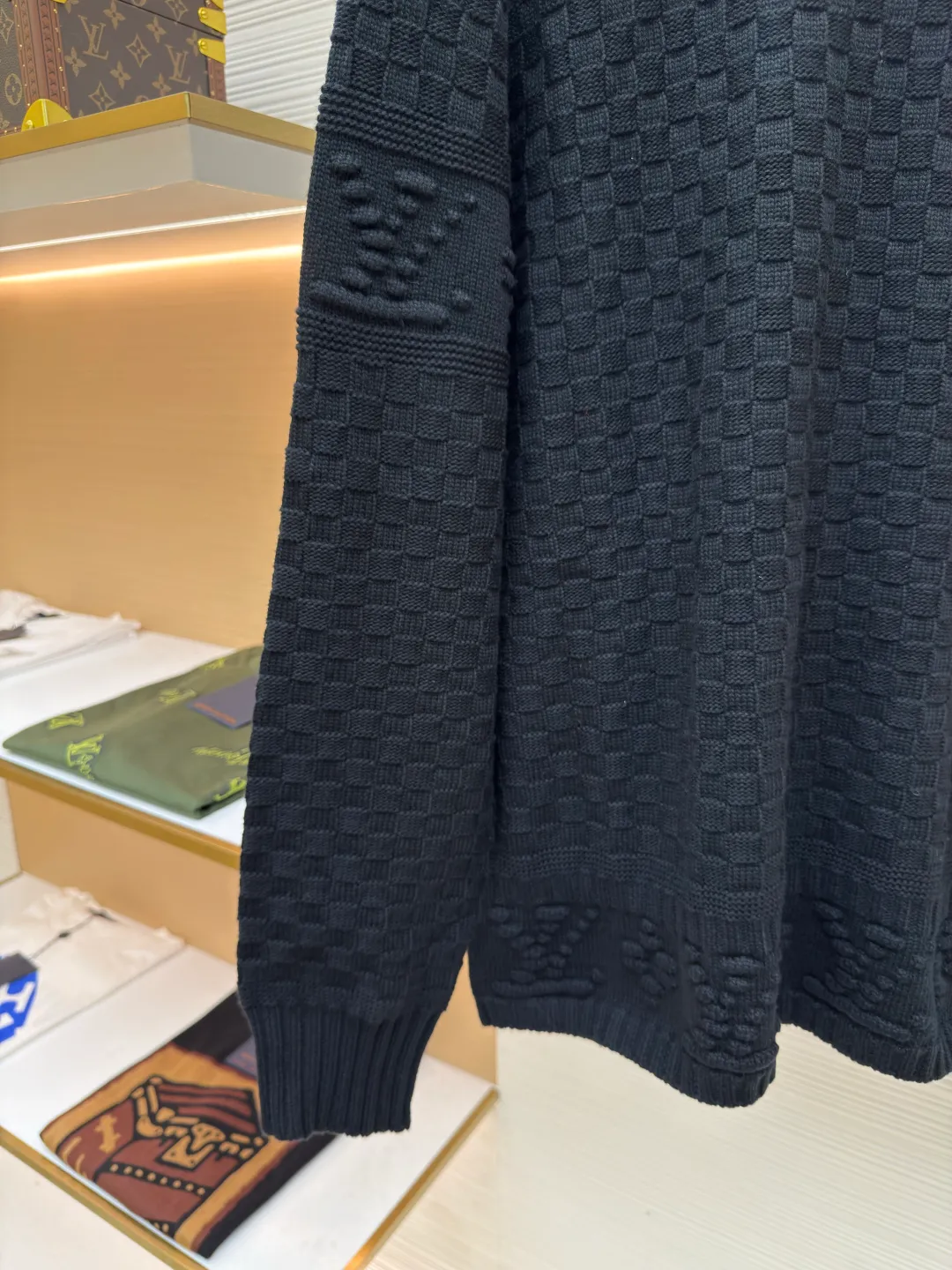 LOUIS VUITTON checkerboard embossed sweater ●Original version: purchased and developed for 12100 ●Item number: 1680745-B50 ●Fabric: crown yarn fabric ●Technology: embossed production ●Version: fitted version ●Weight: about 775 grams ●Size: XS-S-M-L ●Description: We use custom-made high-quality crown core yarn. Currently, there is no stock of yarn with this feel on the market. The core-filled yarns on the market are all cotton-containing, which is rather hard and cannot achieve the effect of the original version. The color presented is very different from the original version. Our customized core-filled yarn has a lot of manufacturing processes. It requires spinning out the raw material core, and then hooking the yarn on the machine for secondary processing and threading the raw material core! The machine cannot rotate too fast, as it will easily cause the thread to spin out, and once it does, it will be useless! After the dyeing is done, you can only use high-temperature dyeing tanks. If the temperature is not enough, the yarn will be dyed unevenly! High-temperature vats are rare in general dyeing factories! Generally, it takes 12 hours for dyeing to enter the vat, and several hours for drying at low temperature when it comes out. If the temperature is too high, it will be scrapped; after dyeing, it can only be done with a slow machine, and fast machines are prone to problems with thick and thin hair horizontal bars. In order to restore the effect of the original version to the maximum, the LOGO is exactly the same as the original version. The fabric pieces are woven at a parallel and even speed using a machine imported from Germany worth 47W. Each piece takes 270 minutes. All knots during the weaving process will be manually processed without traces. The knot-free rate is as high as 95%. It will not be woven like those ordinary computerized flat knitting machines. In order to rush the goods efficiently, the speed is turned to the limit. The stitches of the knitted pieces are different in size, pattern and pattern. The overall wiring is straight and delicate, the fabric is comfortable and soft, and the color is consistent without color difference. It can be matched with the same style to create a fashionable look and control various occasions. Customized accessories, complete with three standards, same style for men and women!